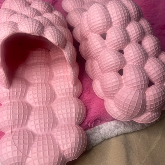 Pink cloudy slides - Picture 2 of 3